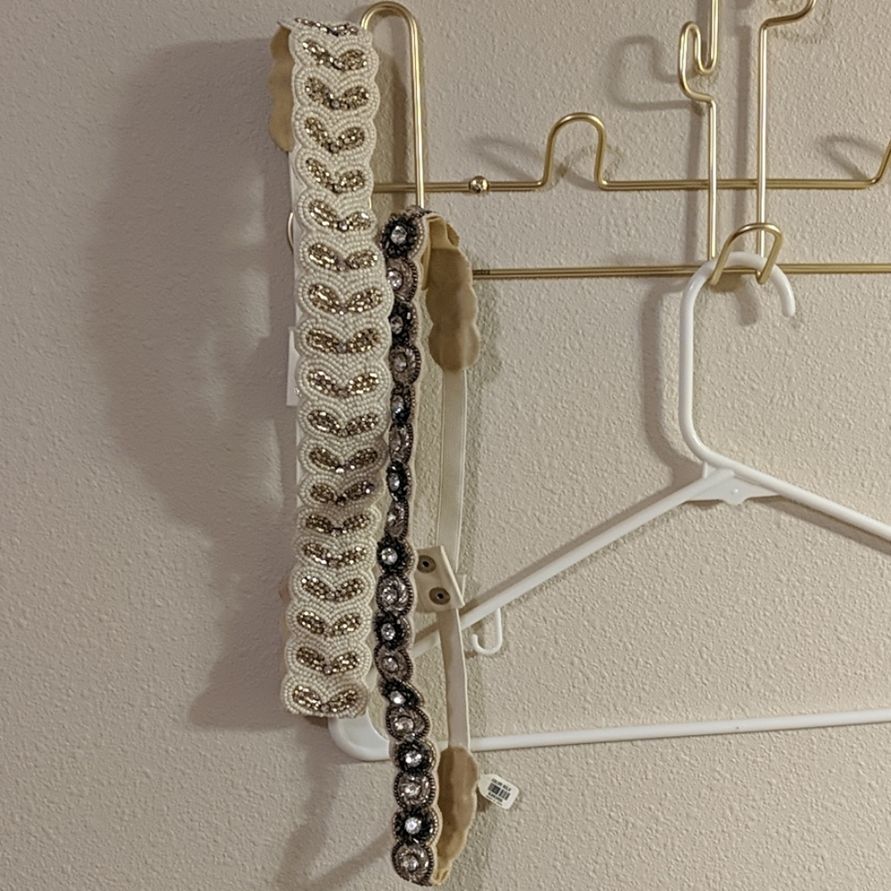 Accessory belts.